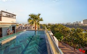 La Siesta Premium Lakeside